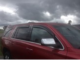 Дефлекторы боковых окон JSP для Chevrolet Tahoe 4 ч., темные (Smoke Acrylic, устанавливаются на 3М скотч), изображение 2